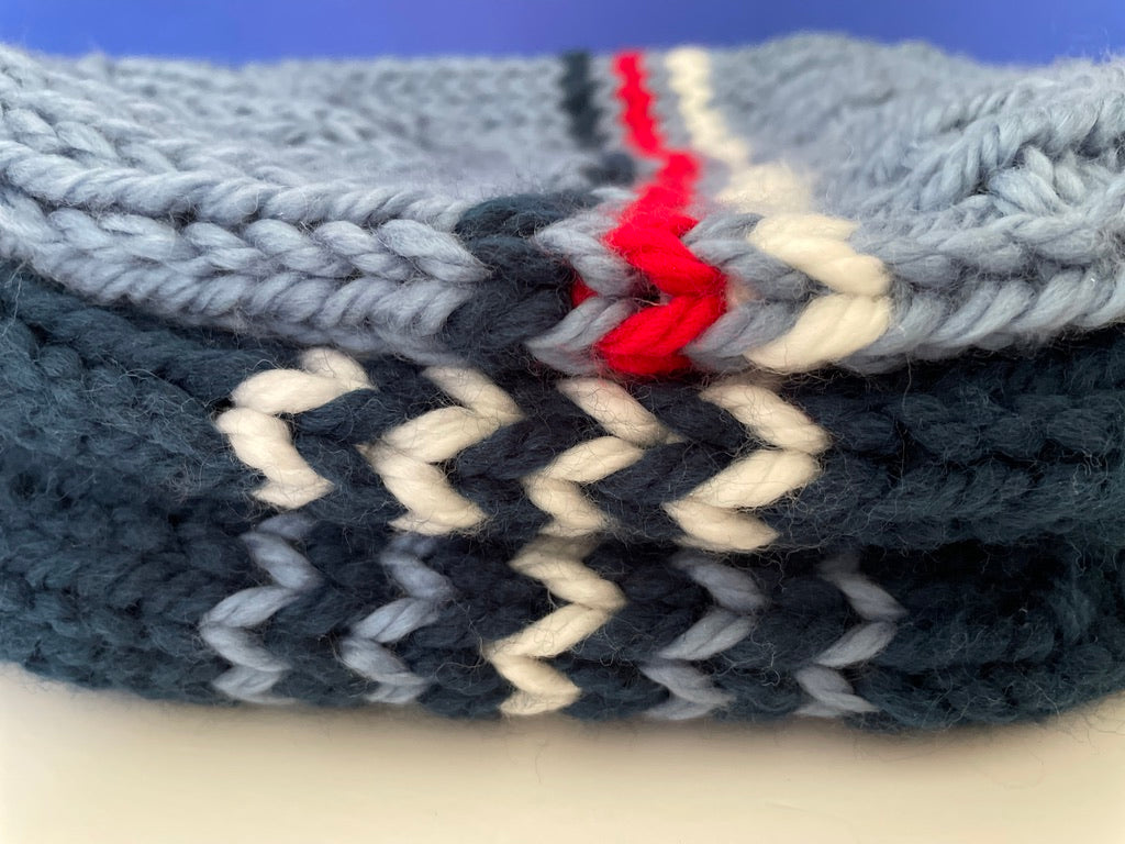 The TEAM SPIRIT Beanie in TORONTO MAPLE LEAFS COLOURS